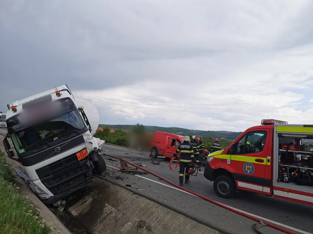 Accident grav pe Bulevardul Muncii din Cluj-Napoca, după impactul dintre un autoturism și o autocisternă
