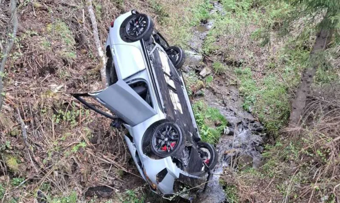 Accident la Muntele Băișorii. Un autoturism s-a răsturnat într-o vale, iar doi tineri au ajuns la spital