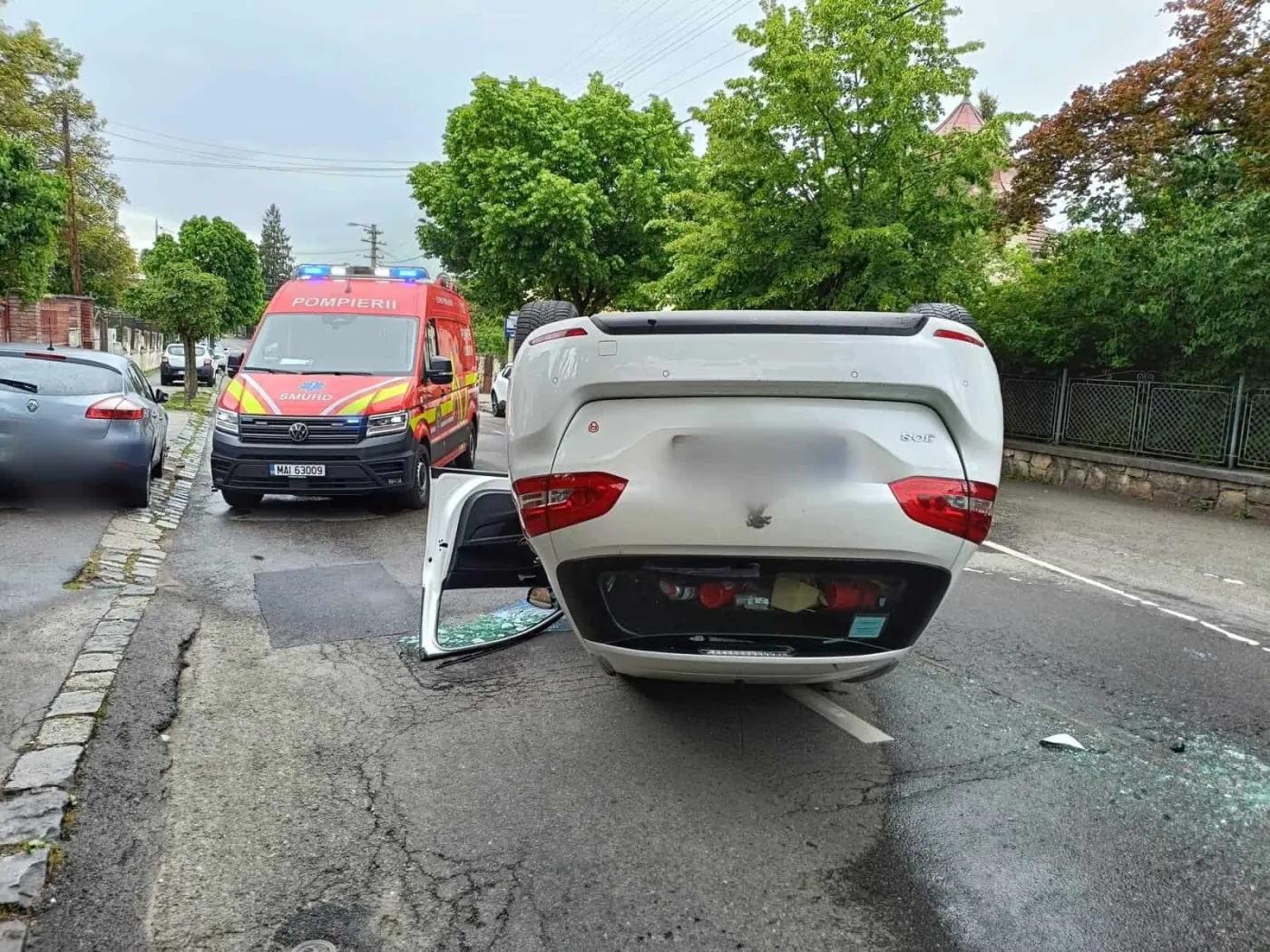 Accident pe strada Brașov din Cluj-Napoca. Un bărbat a ajuns la spital după ce o mașină s-a răsturnat