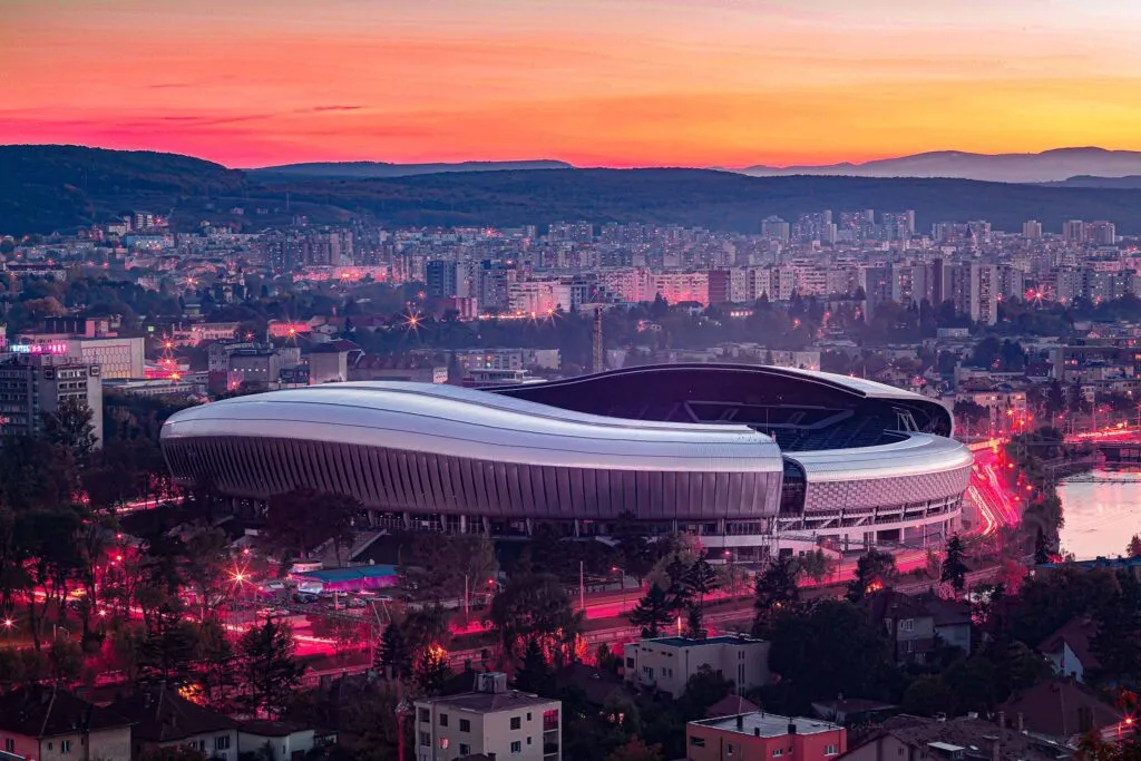 Alertă cu bombă la Cluj Arena. Bărbatul care a sunat la 112 a fost localizat într-un tren, în județul Brașov