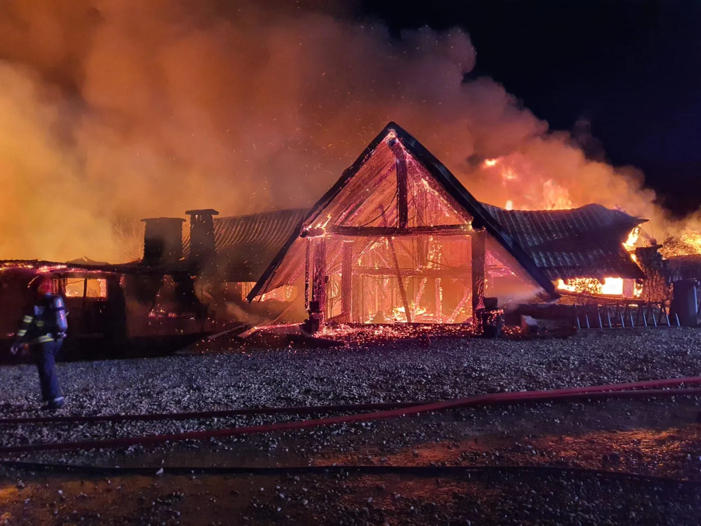 Bărbat arestat după ce ar fi incendiat cu benzină o cabană din Cluj-Napoca
