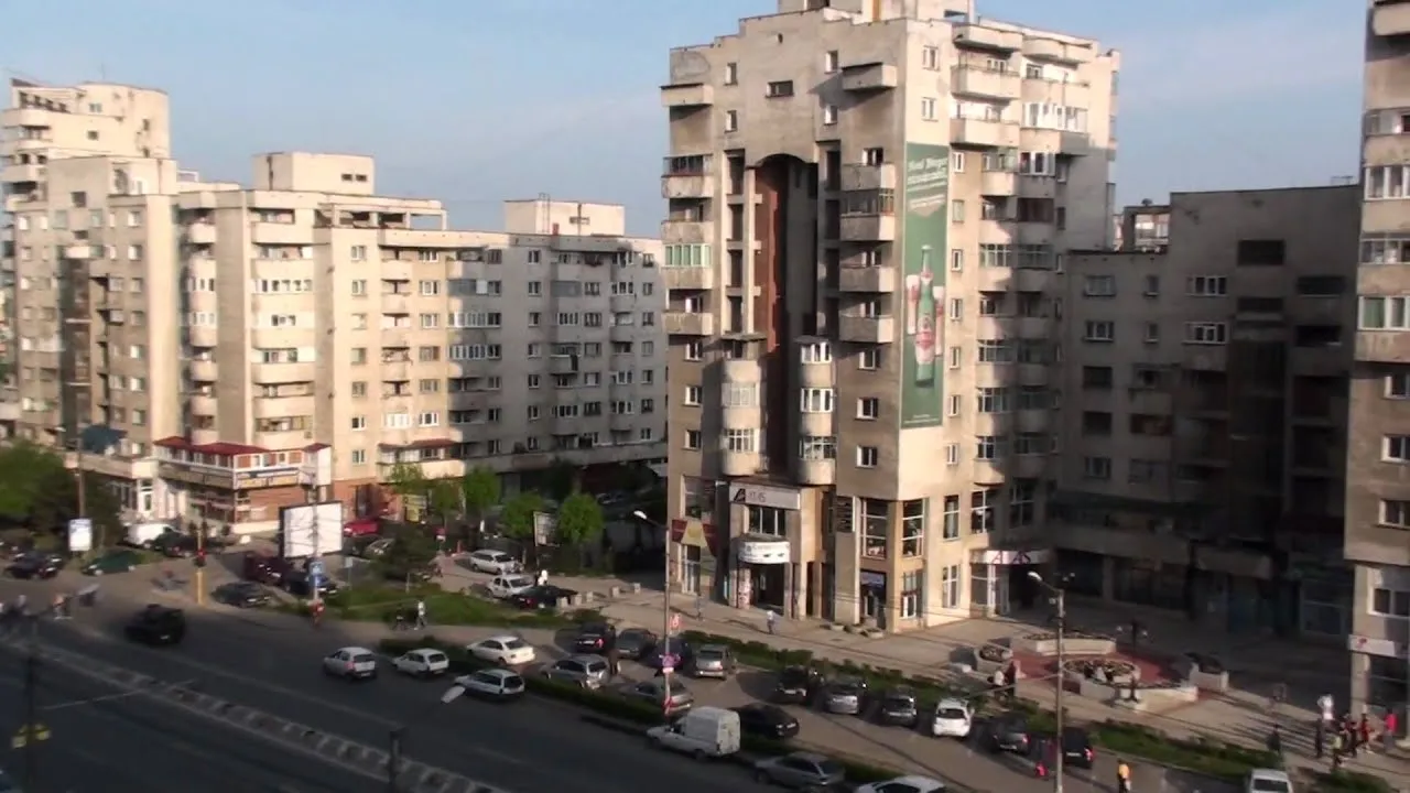 Capac de canal zgomotos pe strada Aurel Vlaicu din Cluj-Napoca, reclamat de locatari
