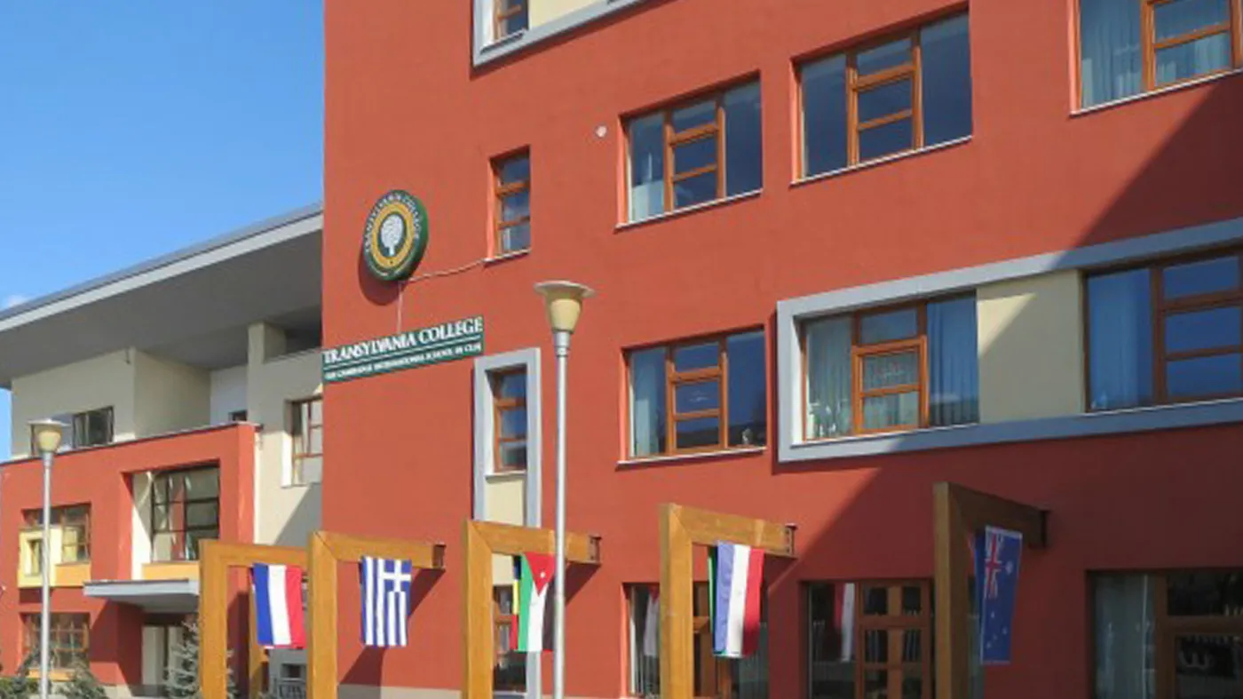 O elevă de 6 ani, retrasă de la Transylvania College după un conflict între copii. Părinții acuză o decizie disproporționată