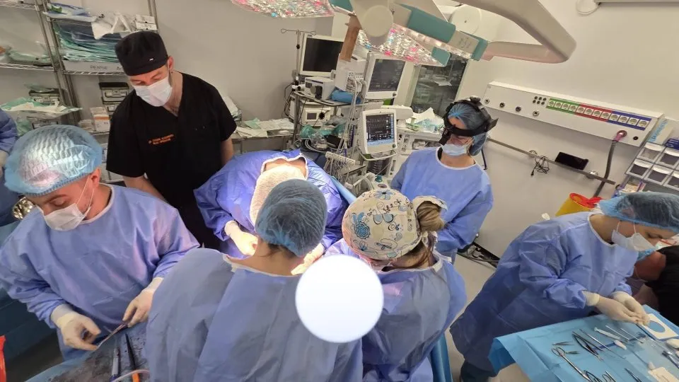 Organe prelevate la Bistrița de la doi pacienți în moarte cerebrală, cu sprijinul unei echipe medicale din Cluj