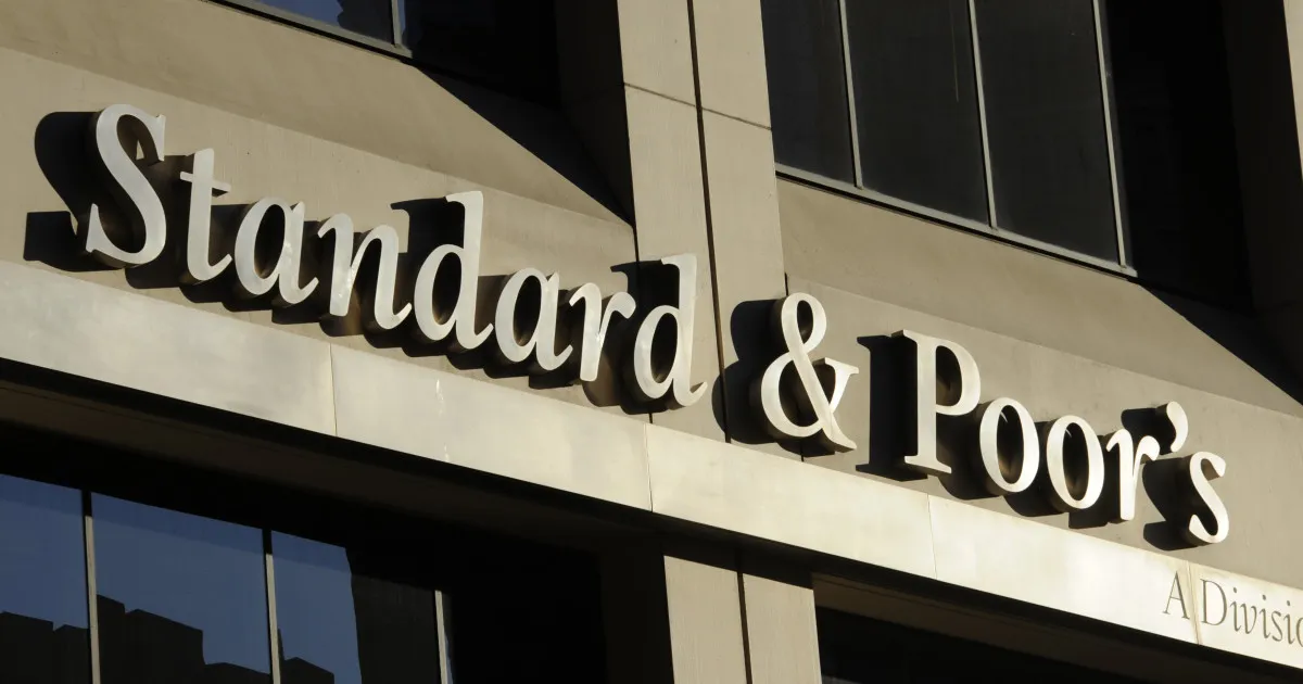 S&P menține ratingul României, dar avertizează asupra riscului de retrogradare