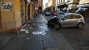 Șapte persoane rănite după ce o mașină a intrat în pietoni, la Modena, Italia
