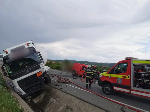 Accident grav pe Bulevardul Muncii din Cluj-Napoca, după impactul dintre un autoturism și o autocisternă