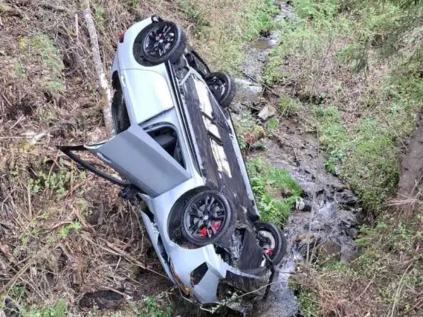 Accident la Muntele Băișorii. Un autoturism s-a răsturnat într-o vale, iar doi tineri au ajuns la spital