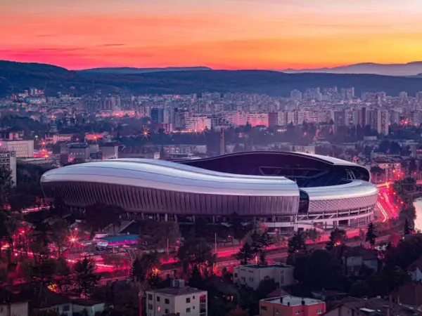 Alertă cu bombă la Cluj Arena. Bărbatul care a sunat la 112 a fost localizat într-un tren, în județul Brașov