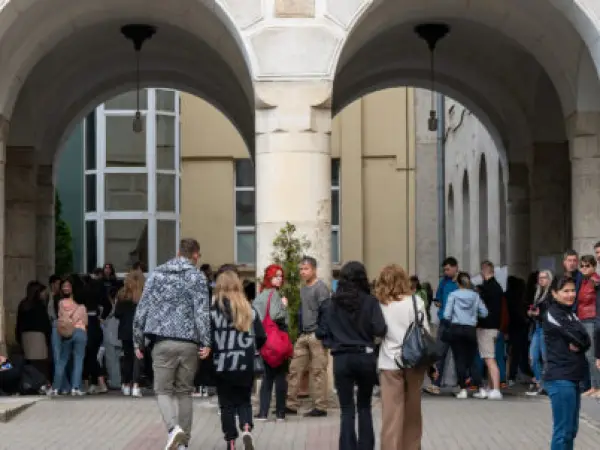 Aproape 1.200 de candidați au participat azi la simularea admiterii la UMF Cluj