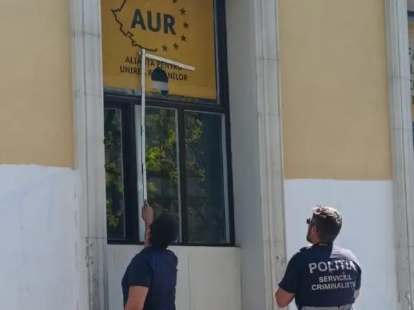 Bărbat de 34 de ani, identificat după spargerea geamului sediului AUR Cluj