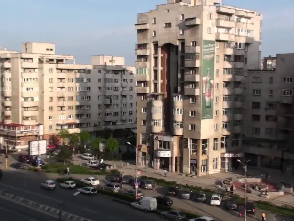 Capac de canal zgomotos pe strada Aurel Vlaicu din Cluj-Napoca, reclamat de locatari