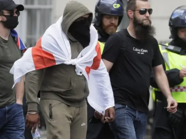 Circa 60.000 de persoane au mărșăluit la Londra la un miting asociat extremei drepte
