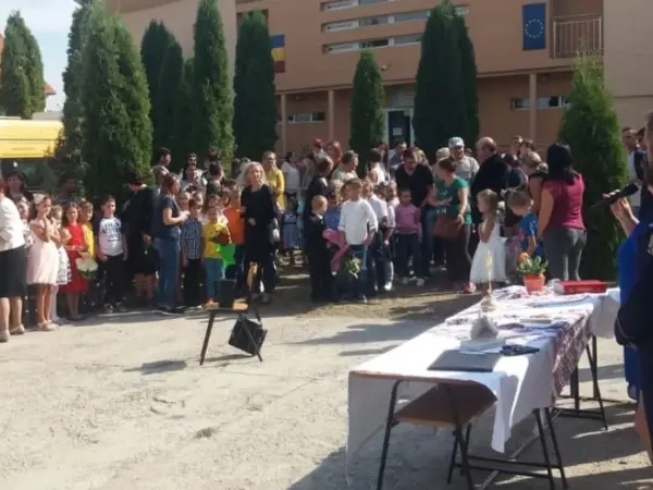 Curtea Școlii din Sânnicoară a fost modernizată cu teren sportiv, pistă de alergare și spații verzi
