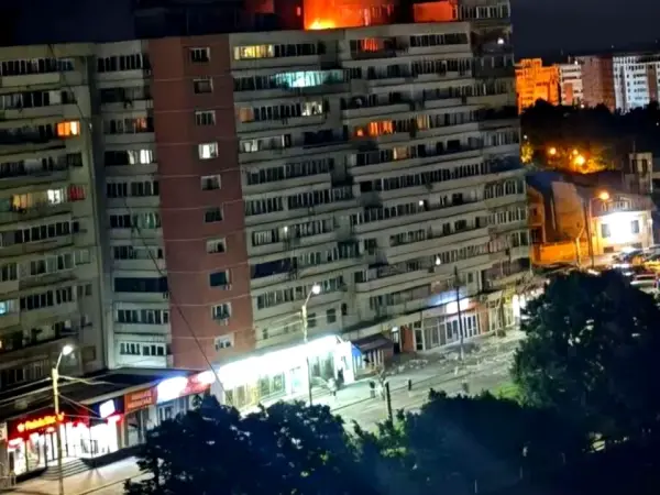 Dronă prăbușită pe un bloc din Galați. Două persoane au fost rănite