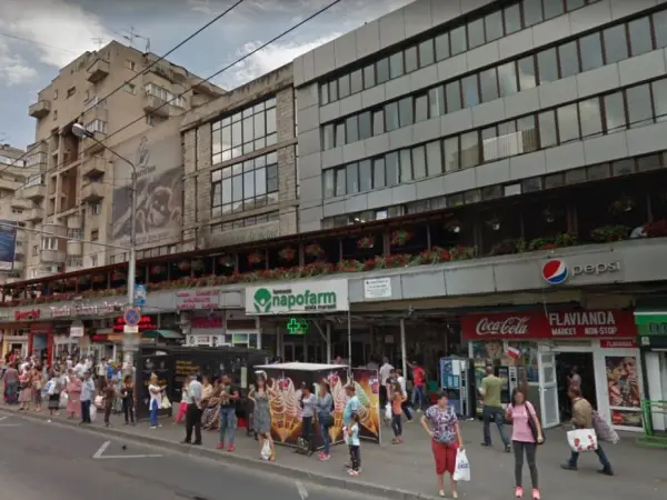 Locuitorii din spatele Pieței Mărăști reclamă blocarea parcărilor și deșeuri împrăștiate în zonă