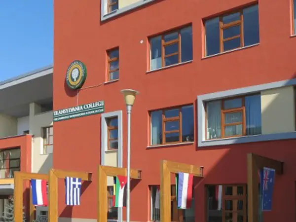O elevă de 6 ani, retrasă de la Transylvania College după un conflict între copii. Părinții acuză o decizie disproporționată