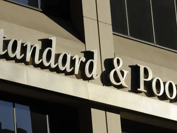 S&P menține ratingul României, dar avertizează asupra riscului de retrogradare