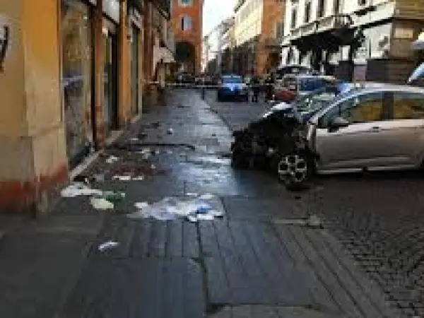 Șapte persoane rănite după ce o mașină a intrat în pietoni, la Modena, Italia