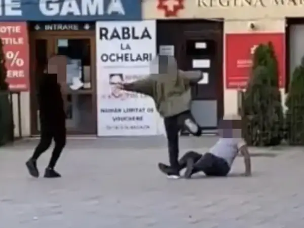 Un bărbat a fost reținut de polițiștii clujeni după ce ar fi lovit un călător într-o stație de autobuz