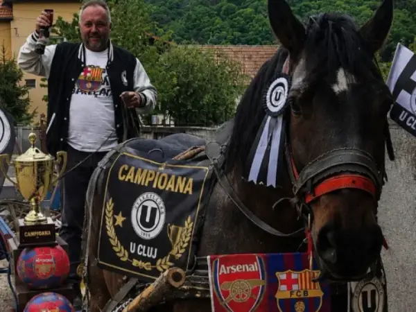 Un suporter U Cluj merge cu căruța la Sibiu pentru finala Cupei României
