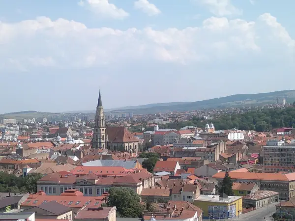 Zi mohorâtă azi la Cluj-Napoca, cu cer acoperit și ploi ușoare spre seară