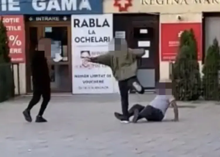 Un bărbat a fost reținut de polițiștii clujeni după ce ar fi lovit un călător într-o stație de autobuz